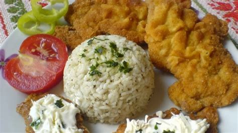 Tálalt szezámolajos rántott sertésborda körettel