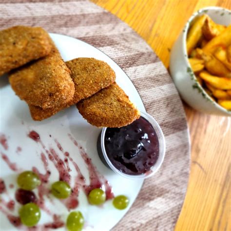 Rántott camembert tányéron áfonyaszósszal és salátával