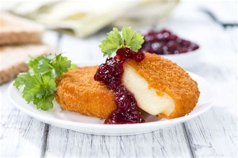 Diétás rántott camembert áfonyaszósszal és zöldségekkel