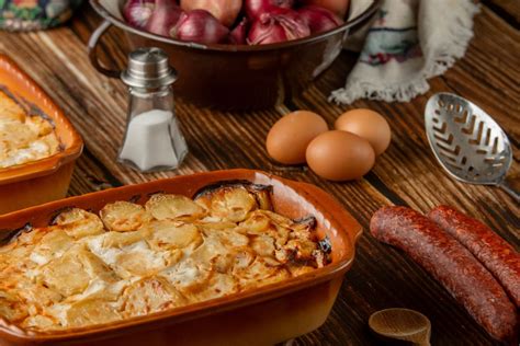 Rétegelt krumpli, hagyma és hús egy jénaiban