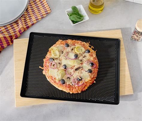 Tejmentes pizza szeletek vegyes feltétekkel egy fa vágódeszkán