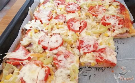 Egy kelesztés nélküli, vékony tésztás pizza tele finom feltétekkel