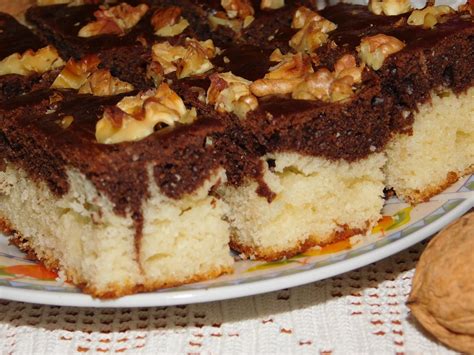 Szeletelt bögrés joghurtos sütemény porcukorral