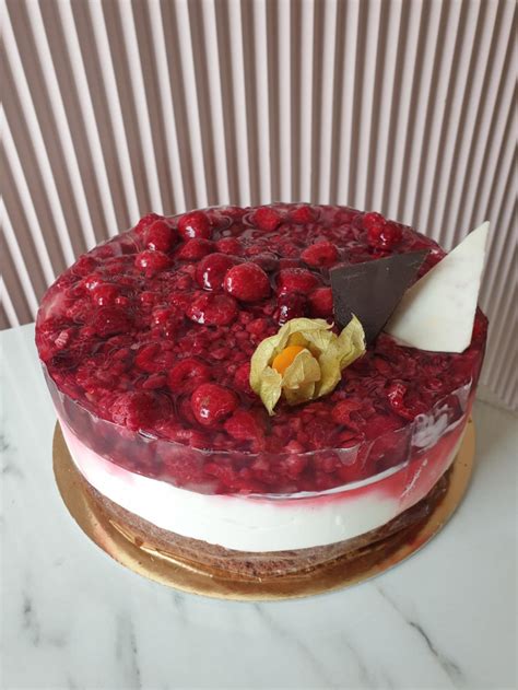 Gyümölcsös pohárkrémek és tortaszeletek