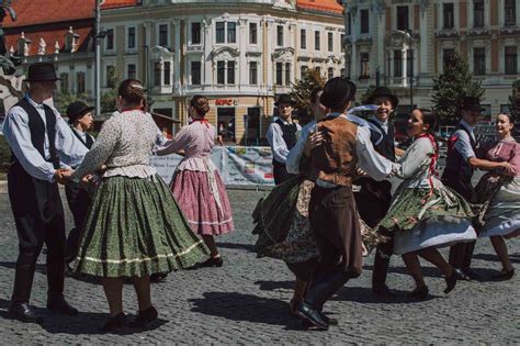 Középkori táncosok és zenészek előadása