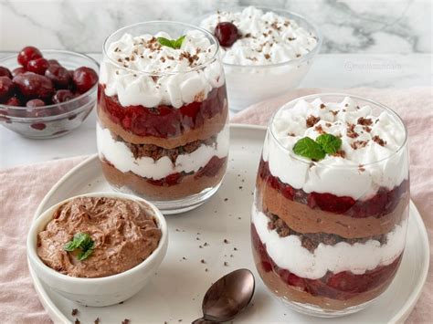 Vegán pohárdesszert kókuszreszelékkel díszítve