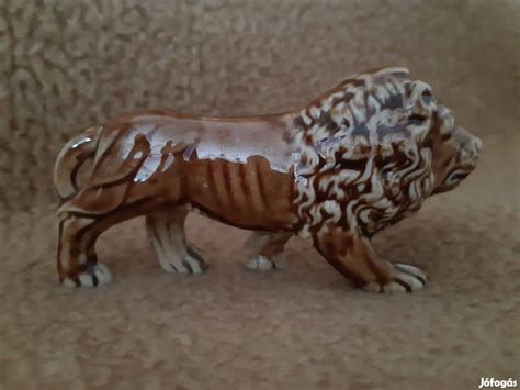 Régi csokoládé dobozok és porcelán figura