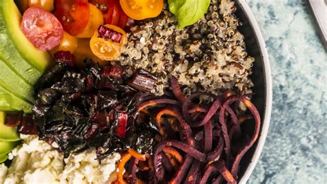 Színes, tápláló tál maradék sült húsból és zöldségekből