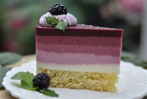 Réteges torta metszetrajza zselével és krémmel