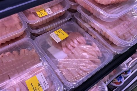 friss, rózsáira szedett karfiol és vékonyra szeletelt csirkemell előkészítve
