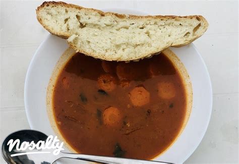 különböző húsokból készült házi pástétomok tálalva friss kenyérrel
