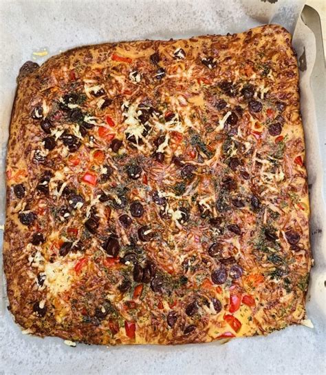 frissen sült házi gluténmentes pizza zöldséges feltétekkel