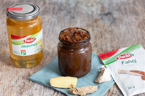 tálalásra kész almás chutney húsétel mellett
