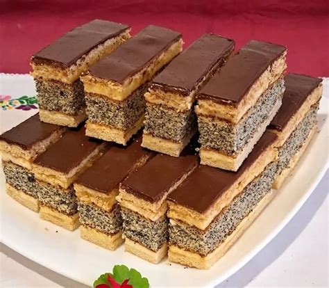 egy ízlésesen felszeletelt, réteges mákos mézes krémes, porcukorral meghintve