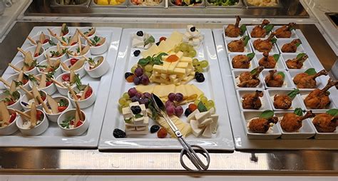 Svédasztalos kínálat a Bástya Hotel Étteremben