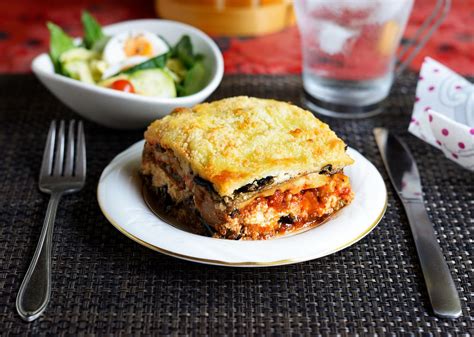 Rétegzett húsos lasagne sajttal a tetején