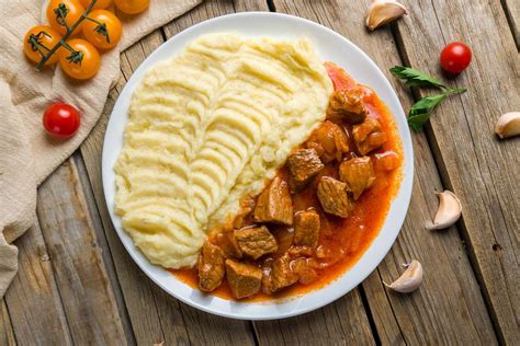 tálalt vegyes pörkölt ropogós burgonyával