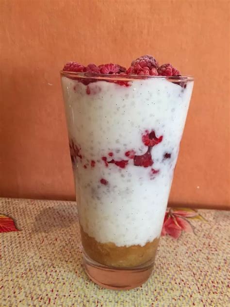 Réteges tápióka puding banánnal és túrókrémmel pohárban