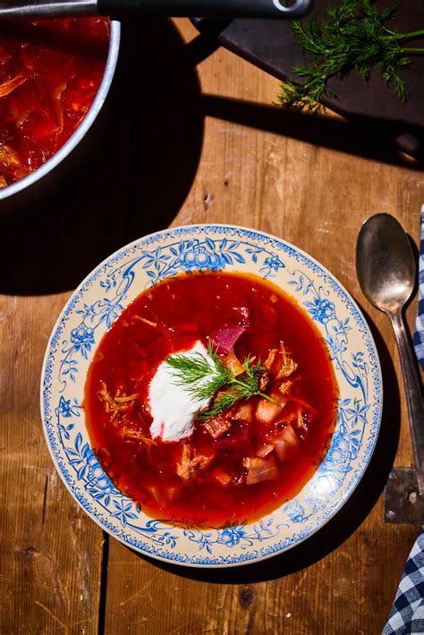Egy lábosban fővő borscs, látható zöldségekkel