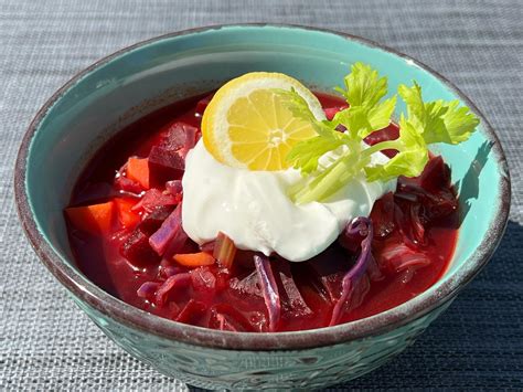 Tálalt borscs tejföllel és friss kaporral