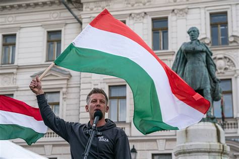ünnepi díszítésű magyar cukrászsütemények