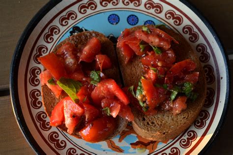 frissen készült, paradicsomos bruschetta tálalva