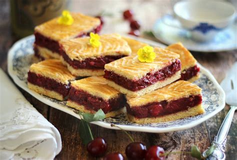 Hagyományos házi meggyes linzer szeletek tálalva