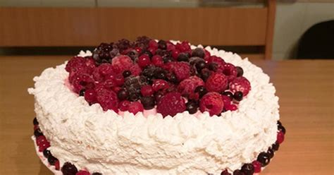 Többféle gyümölcsös túrótorta szelet egy asztalon, friss gyümölcsökkel díszítve