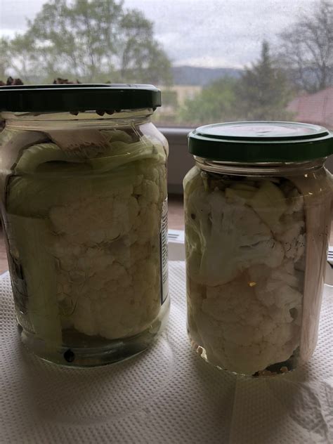 Zöldségek leszorítása fermentáló üvegben nehezékkel