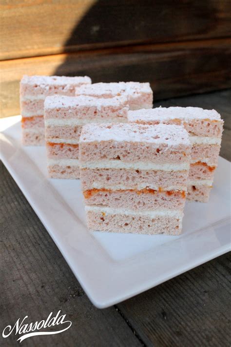 Hercegnőtorta szelet rózsaszín marcipánvirággal