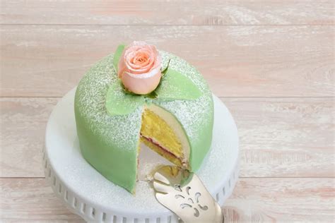 Hercegnőtorta rétegekkel és marcipánnal
