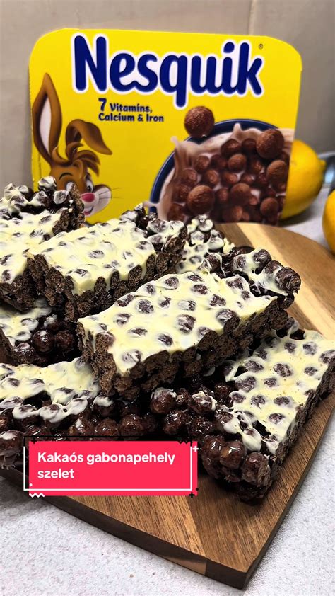 Sütőpapírral bélelt tepsi kész süteménnyel