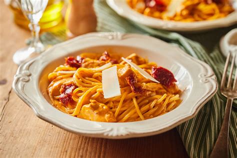 Vöröspesztós-tejszínes csirke spagettivel