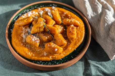 Sütőtökös gnocchi tészta formázása