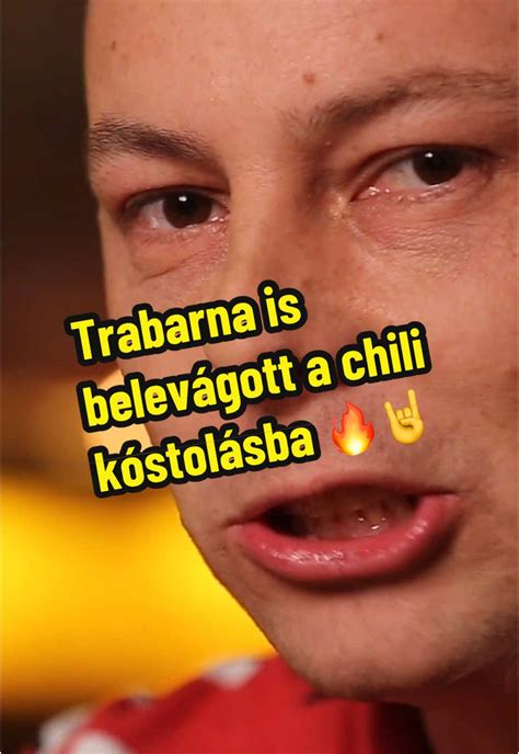 Az összes hozzávaló egy asztalon, előkészítve a keveréshez