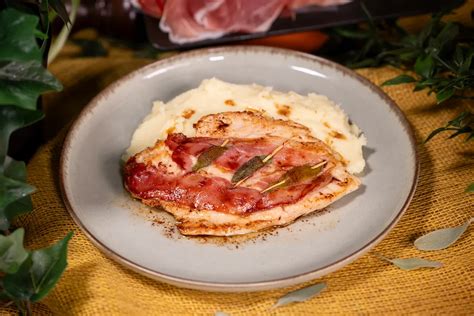 Reggeliző sonkás szelet rúd egy tányéron