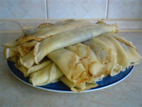 Kész palacsintatészta egy tálban