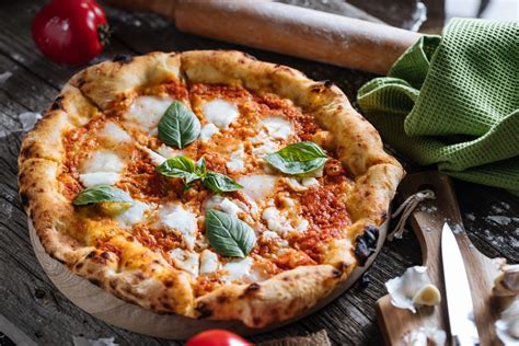 A kinyújtott pizzatészta a feltétekre várva