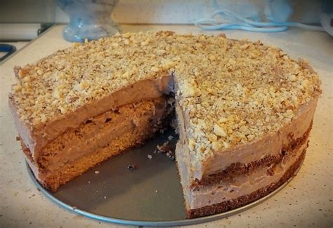 Mogyorókrémes torta szeletelve