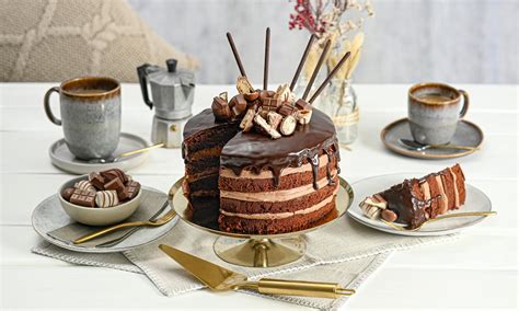 Kész mogyorókrémes torta díszítve