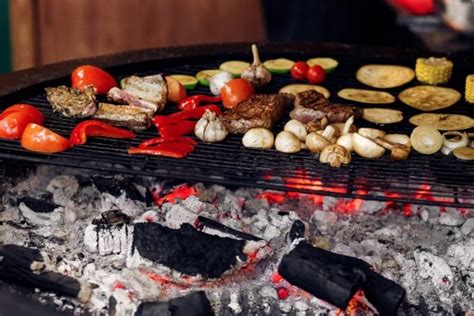 különböző BBQ ételek egy kerti füstölőben