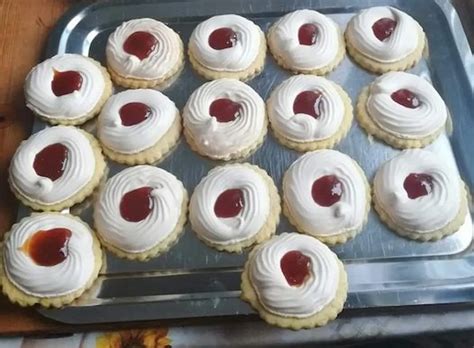 egy tálca frissen sült, dekoratív habos linzer közelről