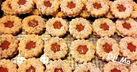 nyers linzerkarikák a tepsiben, sütésre készen