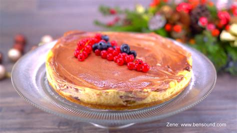 tálalásra kész Nutellás sajttorta egy elegáns süteményes tálon