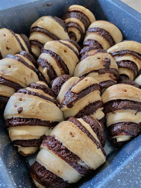 Kakaós croissant egy gyerek kezében