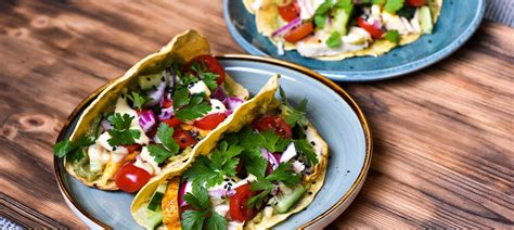 színes zöldséges taco tálalás