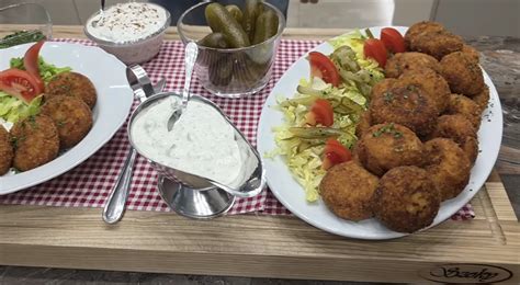 Tányér krumplifasírt friss salátával