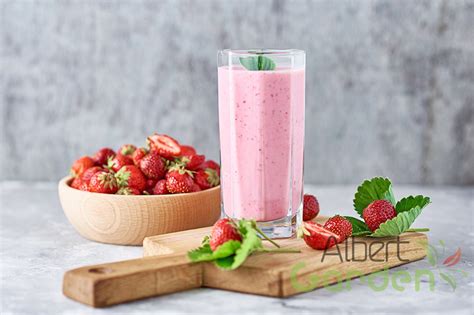 friss eper és menta egy pohárban pezsgővel öntve