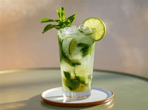 friss mojito koktél bogyós gyümölcsökkel és mentával díszítve