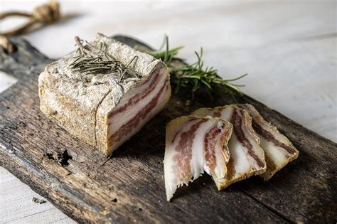 Minőségi mangalicahús és kézműves házi szalonna a vágódeszkán